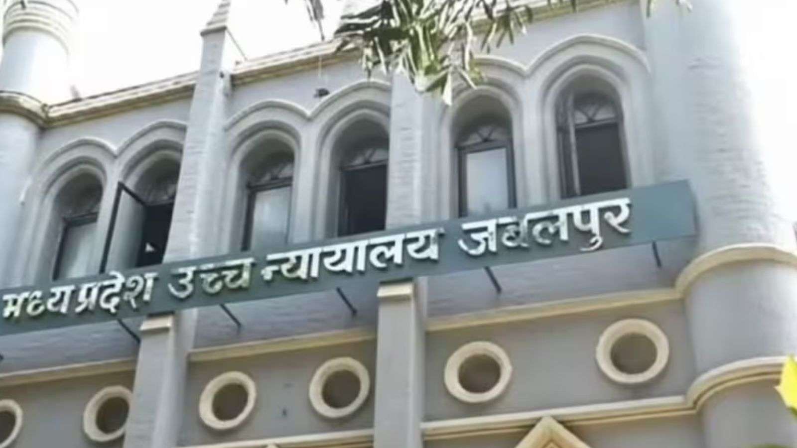 अनूपपुर में रेत ठेकेदार का दुस्साहस, नदी की जलधारा रोककर बनाई अवैध सड़क