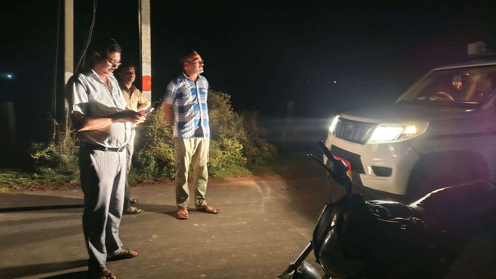 एम्बुलेंस नहीं मिली तो बाइक से अस्पताल ले चले परिजन, प्रसूता ने सड़क किनारे दिया बच्चे को जन्म, अस्पताल पहुंचाया; दोनों स्वस्थ