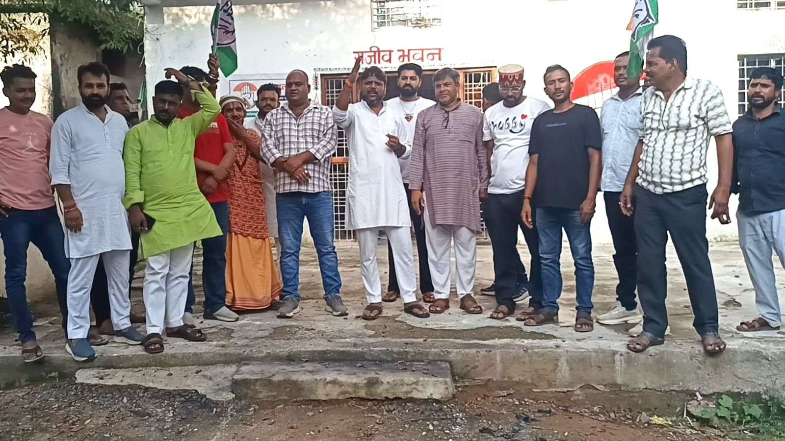 दतिया उपचुनाव में कांग्रेस की जीत पर जिला कांग्रेस कार्यालय अनूपपुर में मनाया गया जश्न